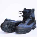Samelin 550 Wanderstiefelpaar in Marineblau, ein Stiefel aufrecht und der andere mit sichtbarem Sohlenprofil.