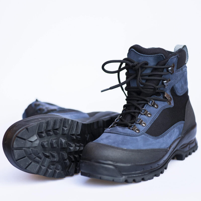 Samelin 550 Wanderstiefelpaar in Marineblau, ein Stiefel aufrecht und der andere mit sichtbarem Sohlenprofil.