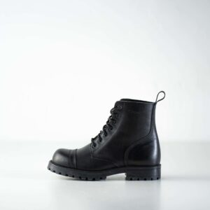 Black Samelin 517 Aviator boot in side profile, showing the lace-up shaft, toe-cap seam and lugged sole.