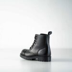 Juodas „Samelin 517 Aviator“ batas įstrižai iš galo: užpakalinės siūlės, apsiavimo kilpelė ir pakulnis.