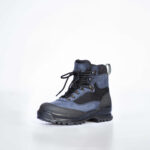 Samelin 550 Wanderstiefel in Marineblau schräg von vorne mit verstärkter Zehenpartie und Schnürung.