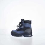 Samelin 550 Wanderstiefel in Marineblau schräg von hinten mit Fersenverstärkung und Zugschlaufe.